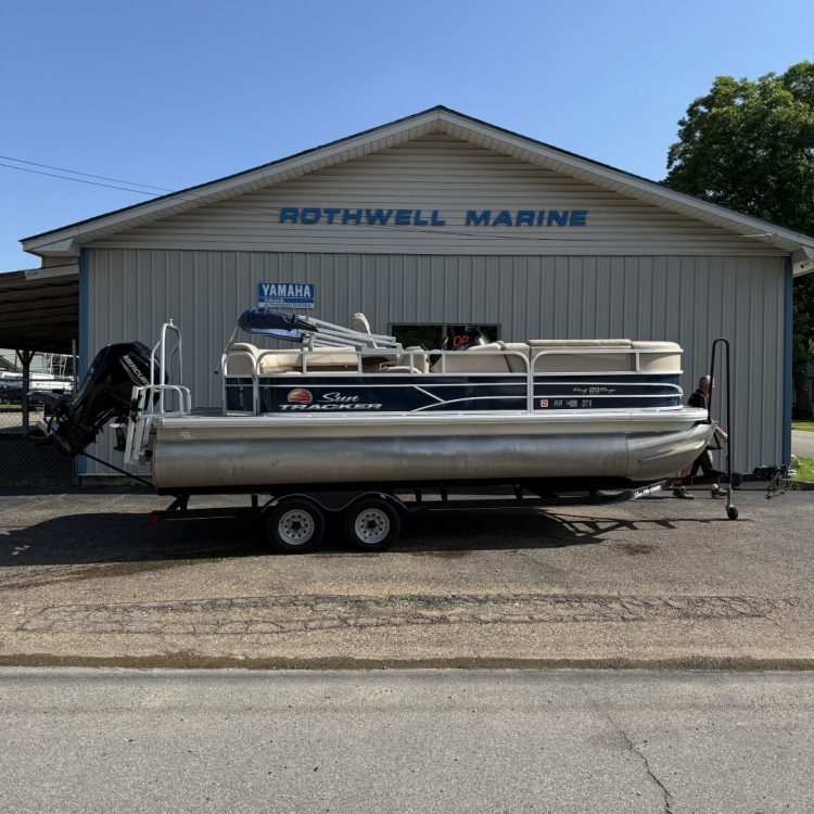 2019 Sun Tracker 20DLX with Mercury 90 Command Thrust