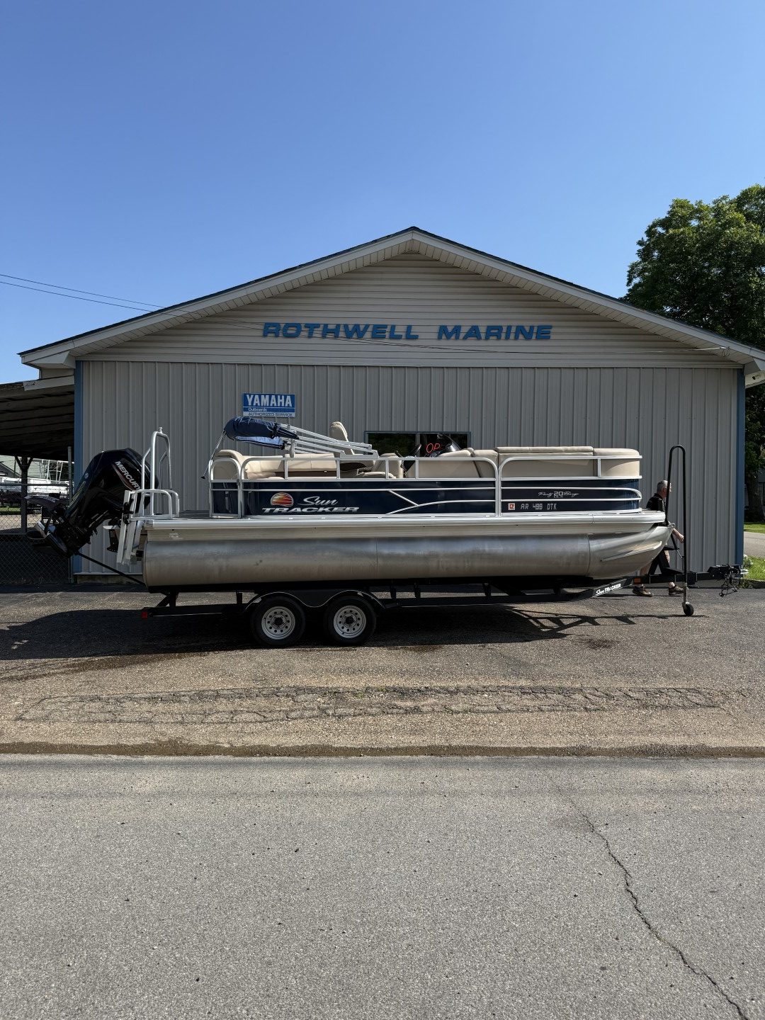 2019 Sun Tracker 20DLX with Mercury 90 Command Thrust