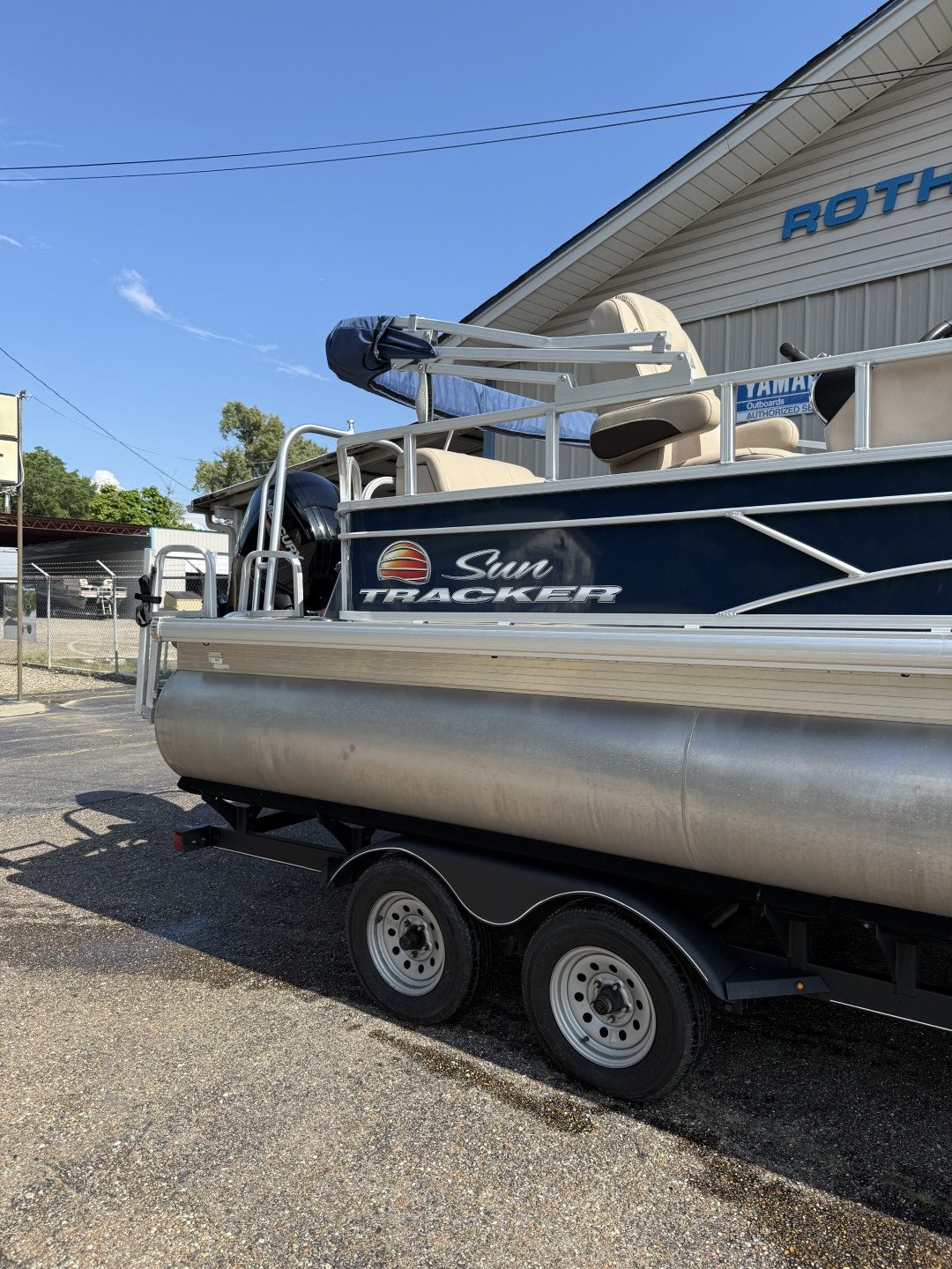 2019 Sun Tracker 20DLX with Mercury 90 Command Thrust - Image 3