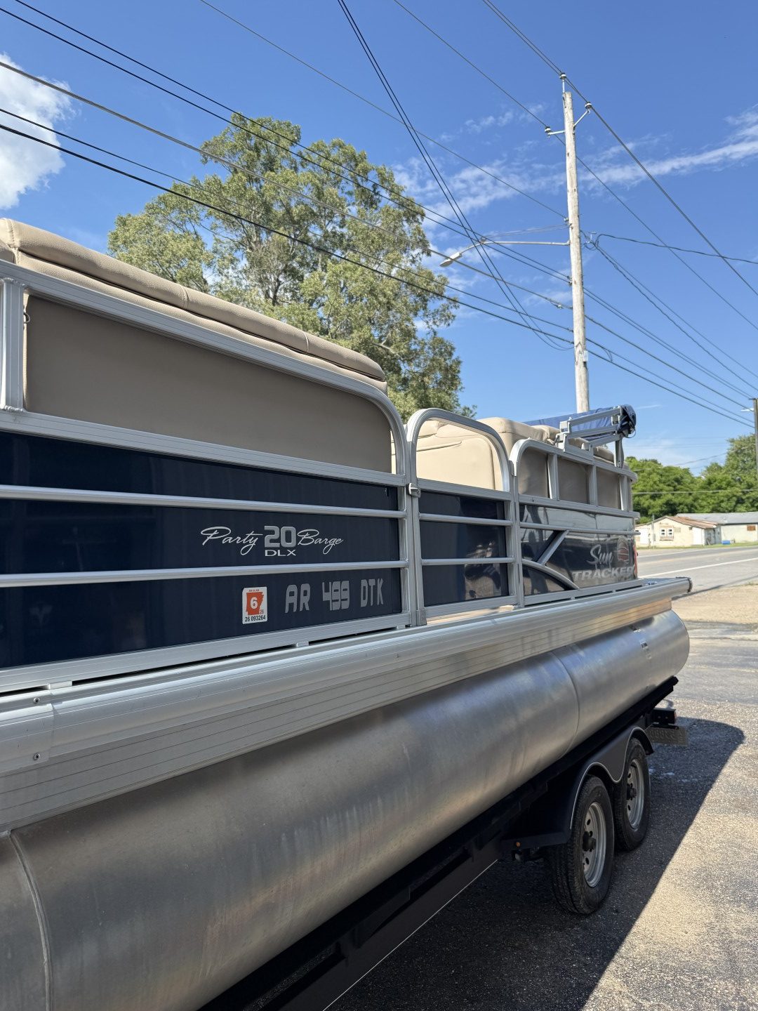 2019 Sun Tracker 20DLX with Mercury 90 Command Thrust - Image 5