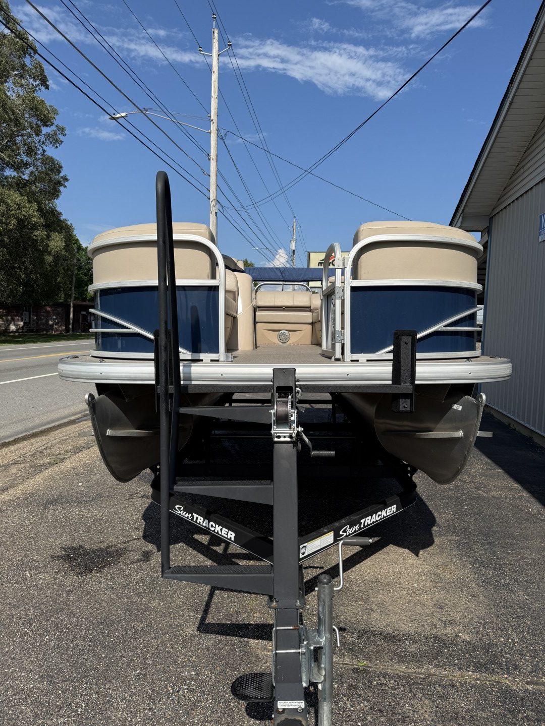 2019 Sun Tracker 20DLX with Mercury 90 Command Thrust - Image 6