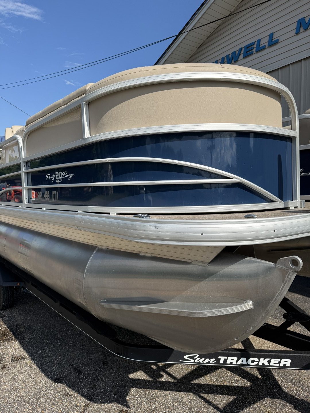 2019 Sun Tracker 20DLX with Mercury 90 Command Thrust - Image 7