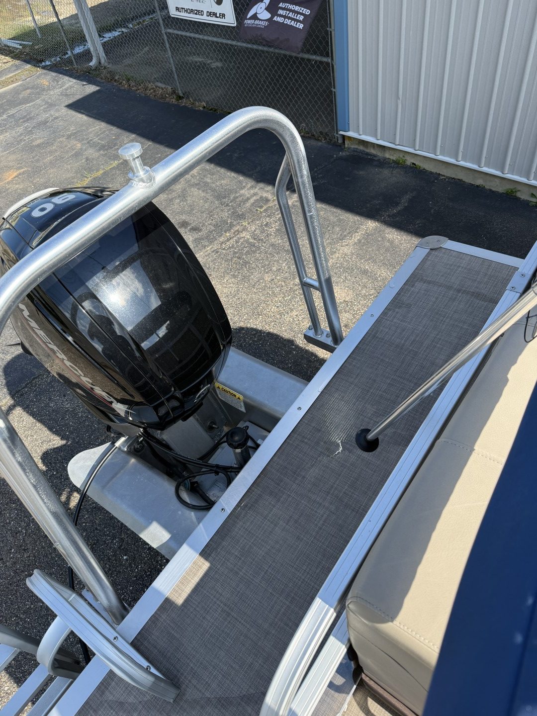 2019 Sun Tracker 20DLX with Mercury 90 Command Thrust - Image 13